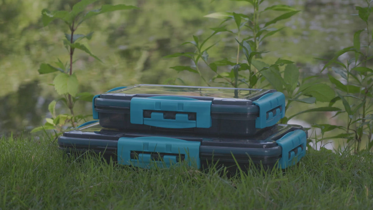 Caja de aparejos prémium Reaction Tackle - Alto rendimiento e impermeable con 3 clips resistentes